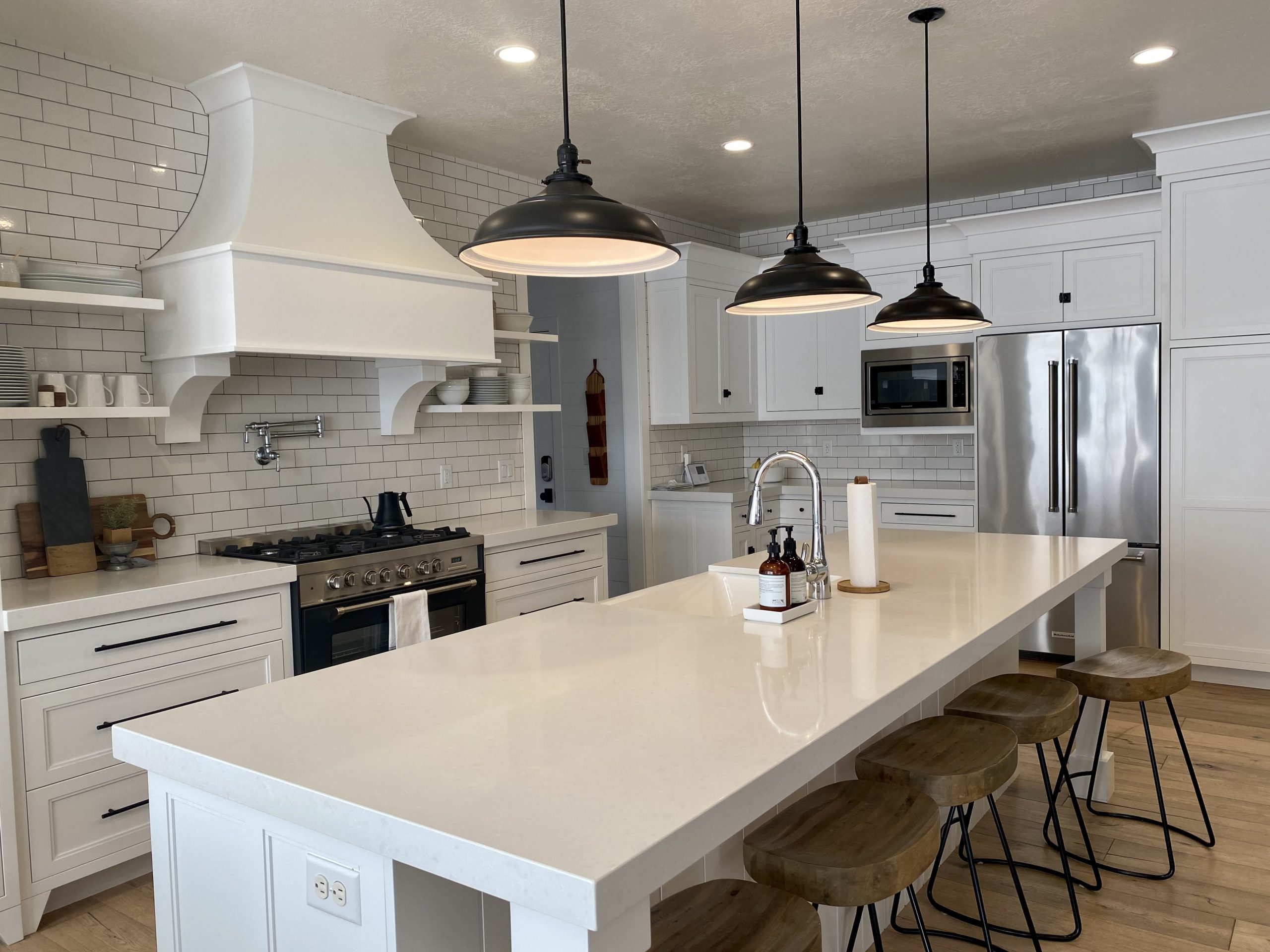 white farmhouse kitchen